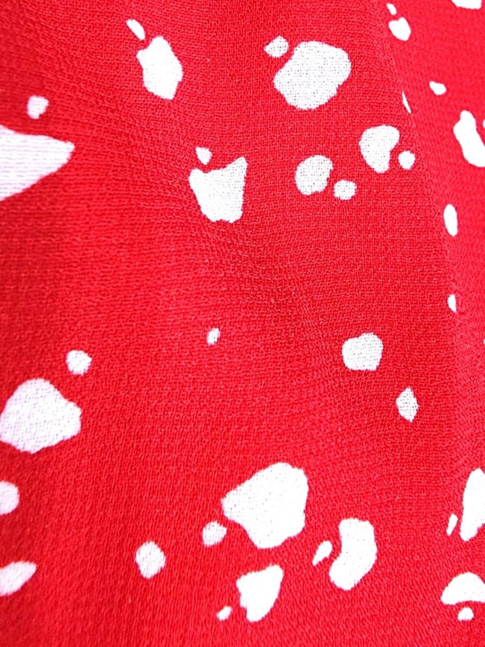 Vibrant red abstract print V-neck blouse, sheer slit flutter sleeves. Siddhe 4X - Picture 4 of 15
